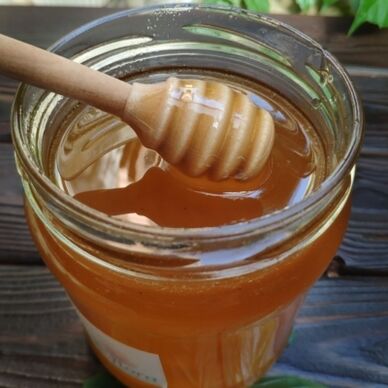 Il miele, che aiuta con l'impotenza, mescolato con le noci, dà ottimi risultati