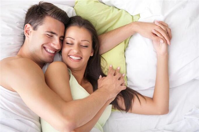 coppia felice a letto